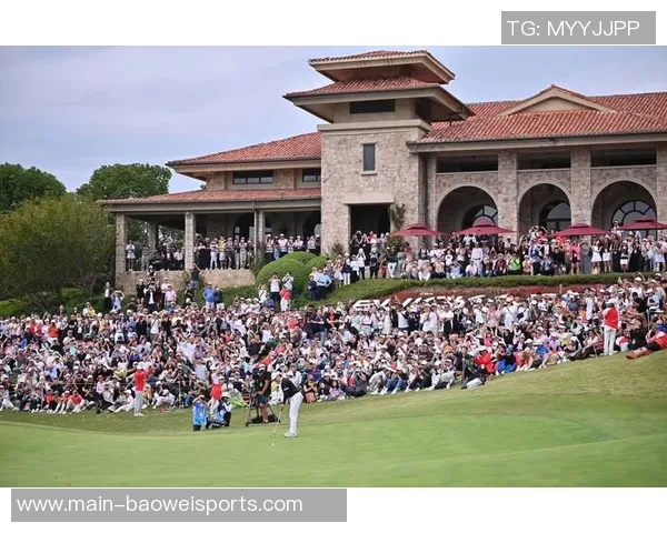 哈兰德分享休闲时光高尔夫球场上尽显运动魅力